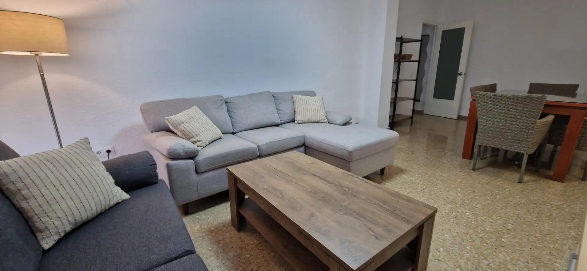 Wohnzimmer von Wohnung zur untervermieten in Córdoba mit Klimaanlage, Abstellraum und Balkon