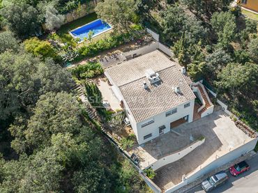 Casa amb piscina en venda a Carrer de Joaquim Ruyra