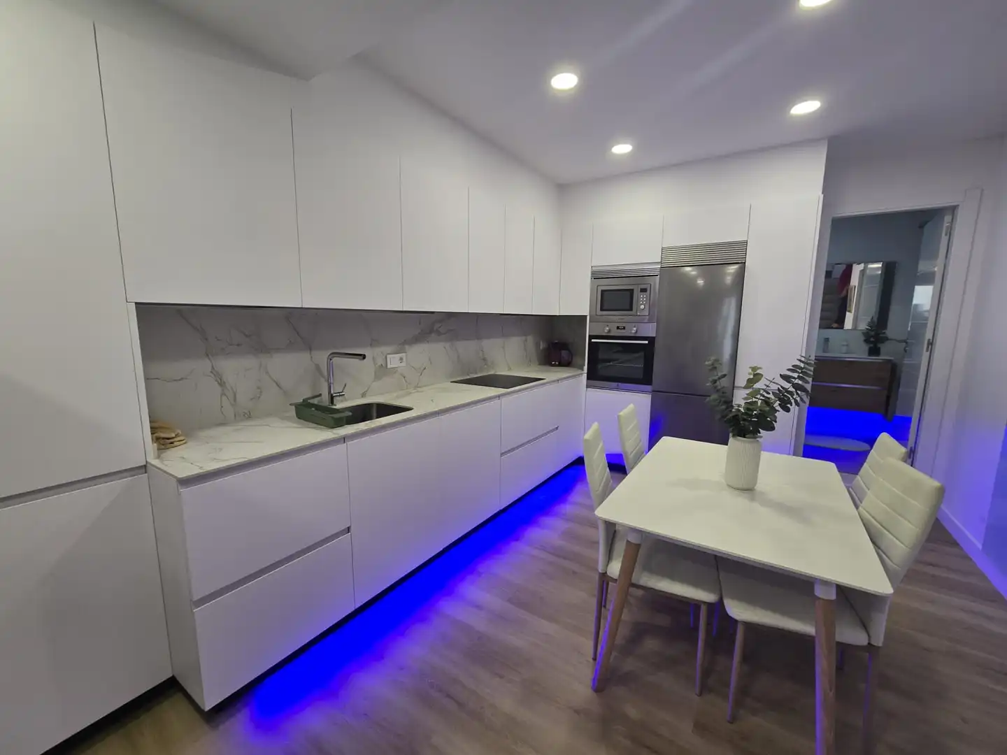 Cuina de Apartament en venda en Vigo  amb Moblat, Forn i Microones