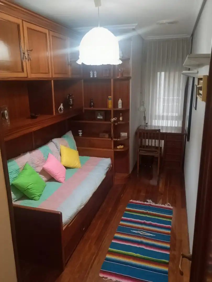 Habitación de Piso de alquiler en Oviedo  con Calefacción, Parquet y Amueblado
