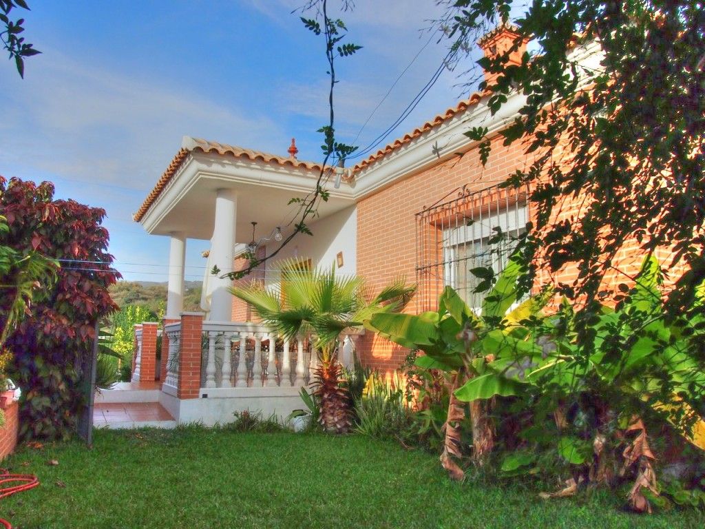 Vista exterior de Casa o xalet en venda en Rincón de la Victoria amb Aire condicionat, Calefacció i Jardí privat