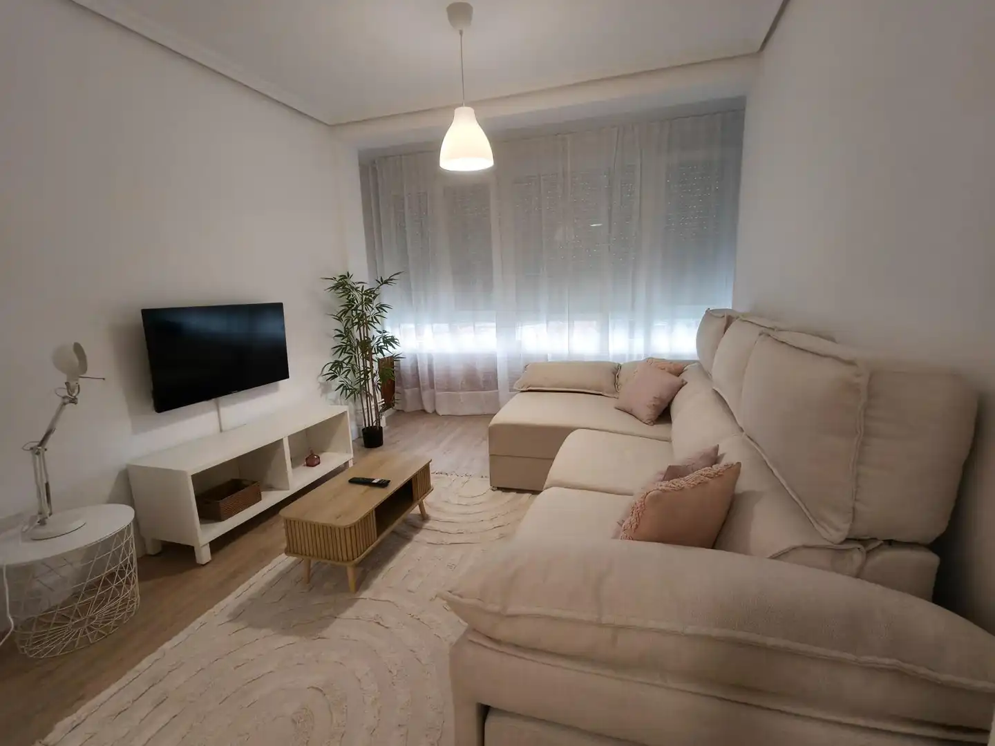 Sala d'estar de Pis de lloguer en Torrelavega  amb Parquet