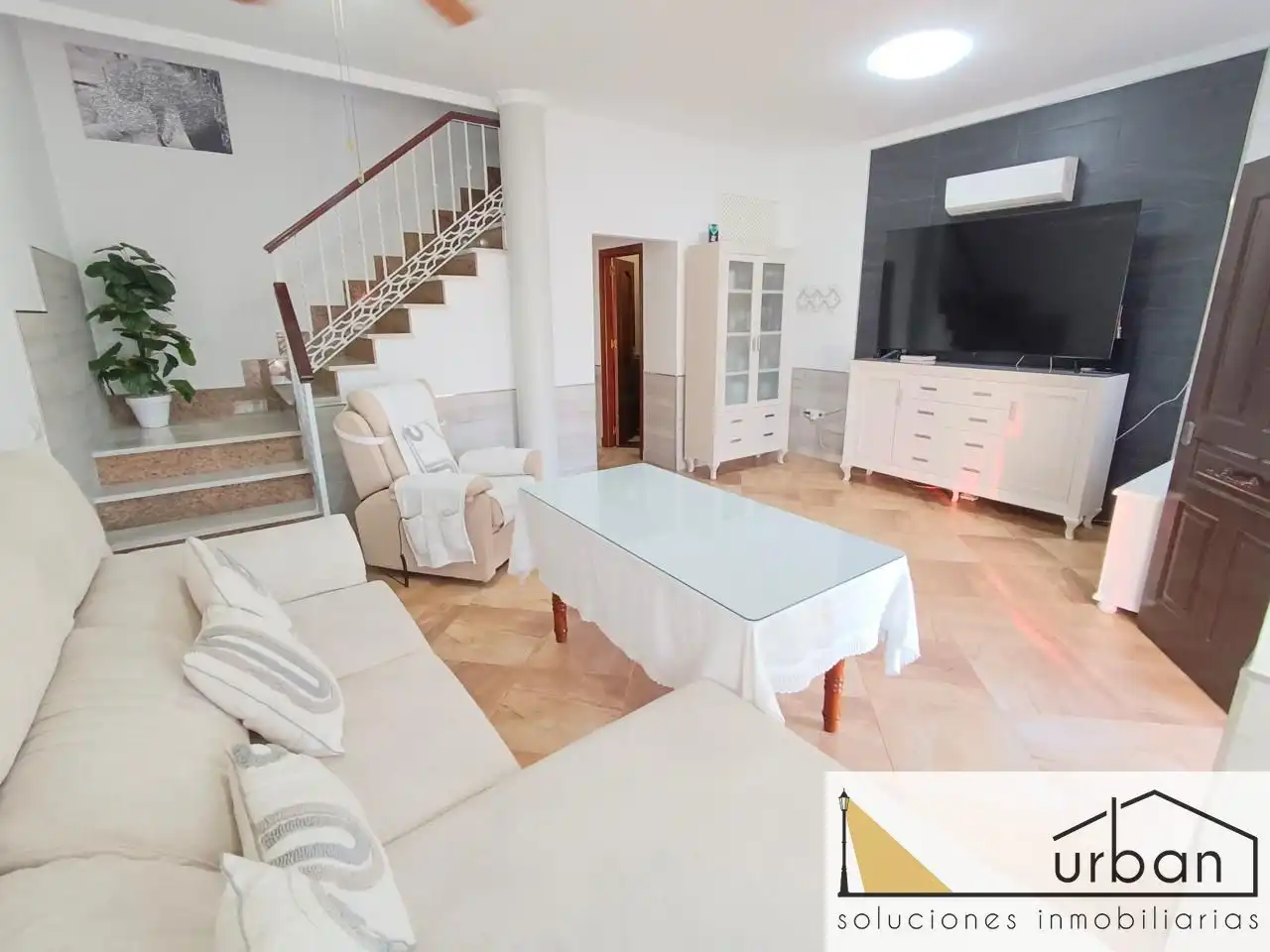 Wohnzimmer von Einfamilien-Reihenhaus zum Verkauf in Chipiona mit Klimaanlage, Abstellraum und Möbliert