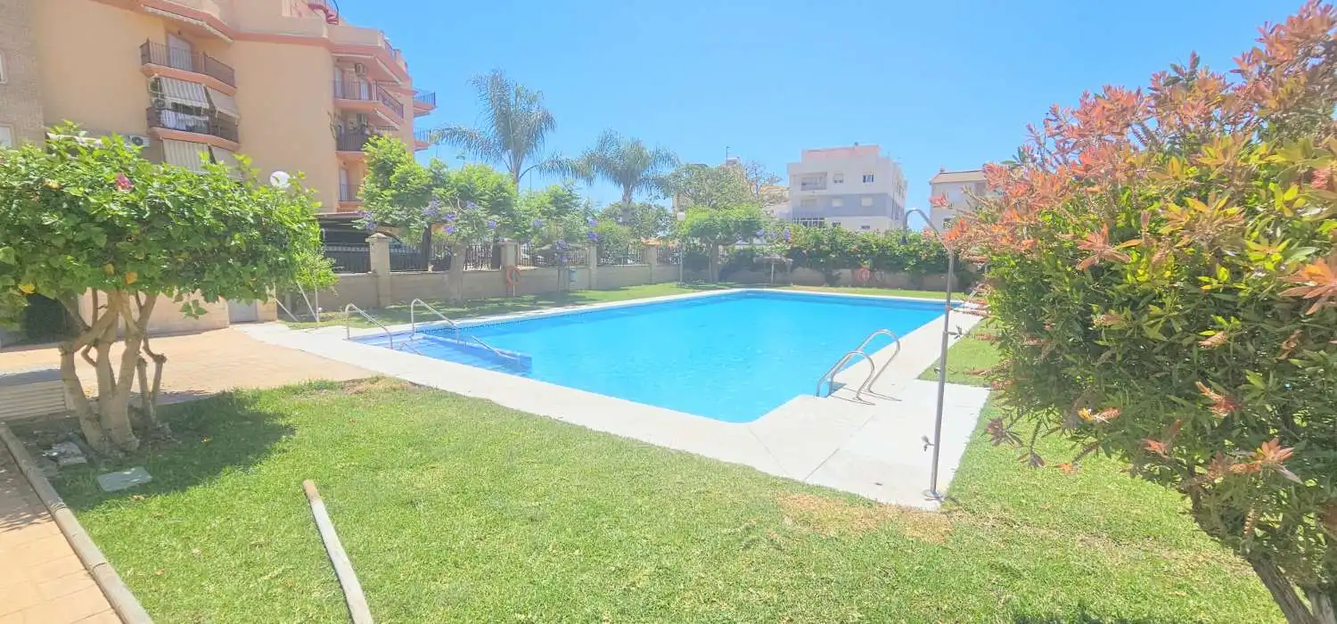 Schwimmbecken von Wohnungen zum Verkauf in Algarrobo mit Terrasse, Schwimmbad und Möbliert