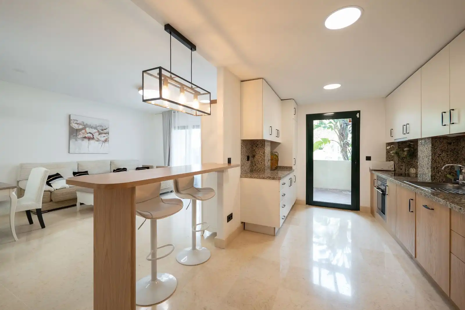 Küche von Wohnung zur Miete in Benahavís mit Klimaanlage, Privatgarten und Terrasse