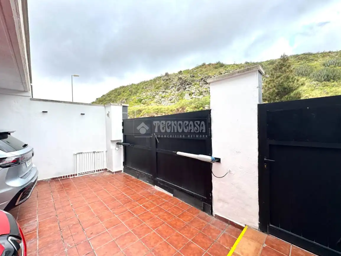 Vista exterior de Casa adosada en venda en Las Palmas de Gran Canaria amb Terrassa