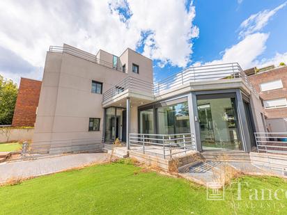 Vista exterior de Casa o xalet en venda en  Madrid Capital amb Aire condicionat, Terrassa i Piscina