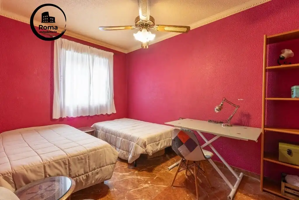 Dormitori de Casa adosada en venda en Granada amb Terrassa i Piscina comunitària