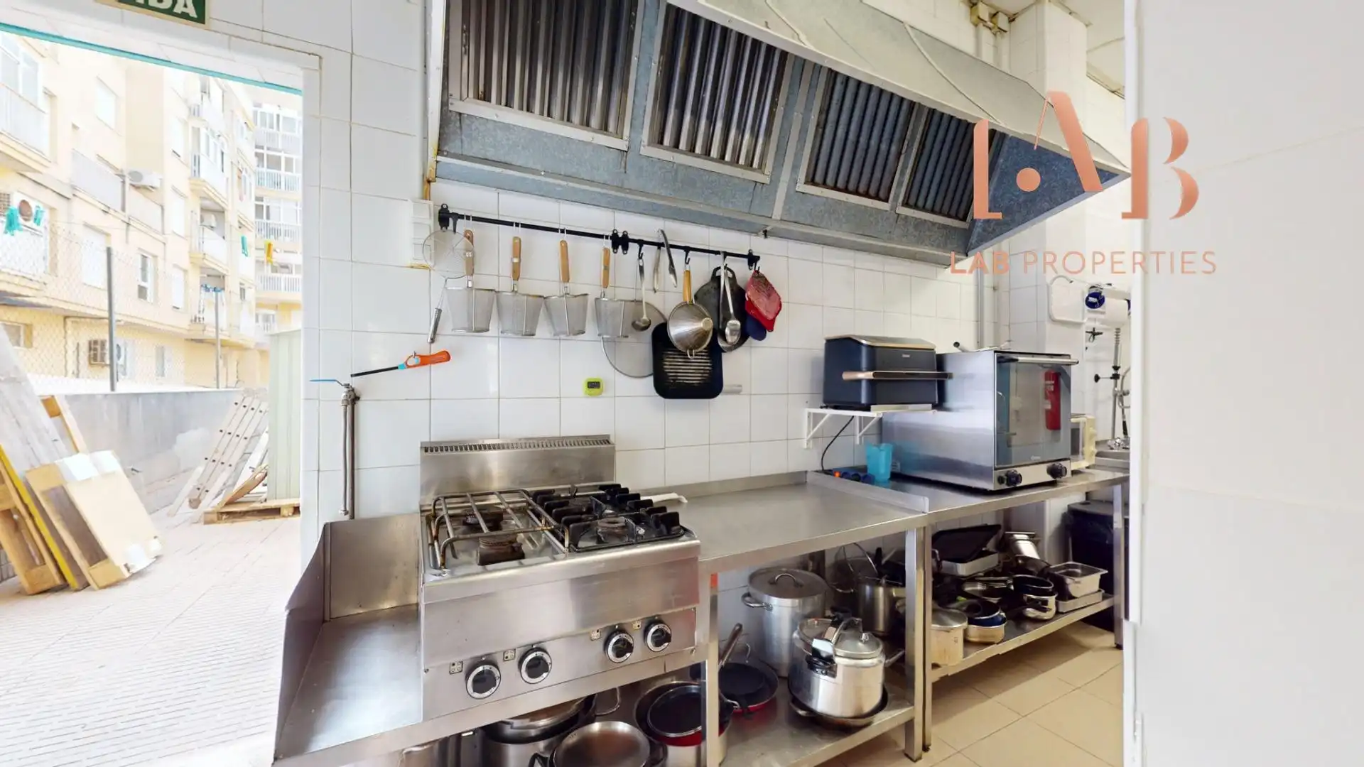 Cuina de Local de lloguer en  Palma de Mallorca amb Aire condicionat i Moblat