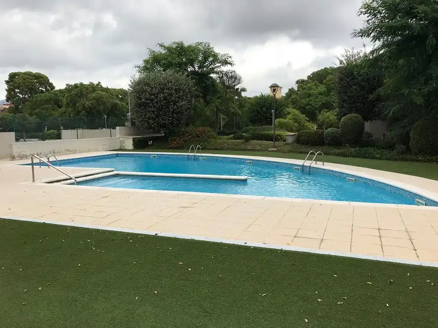 Piscina de Piso en venta en Sant Joan Despí con Aire acondicionado, Calefacción y Horno