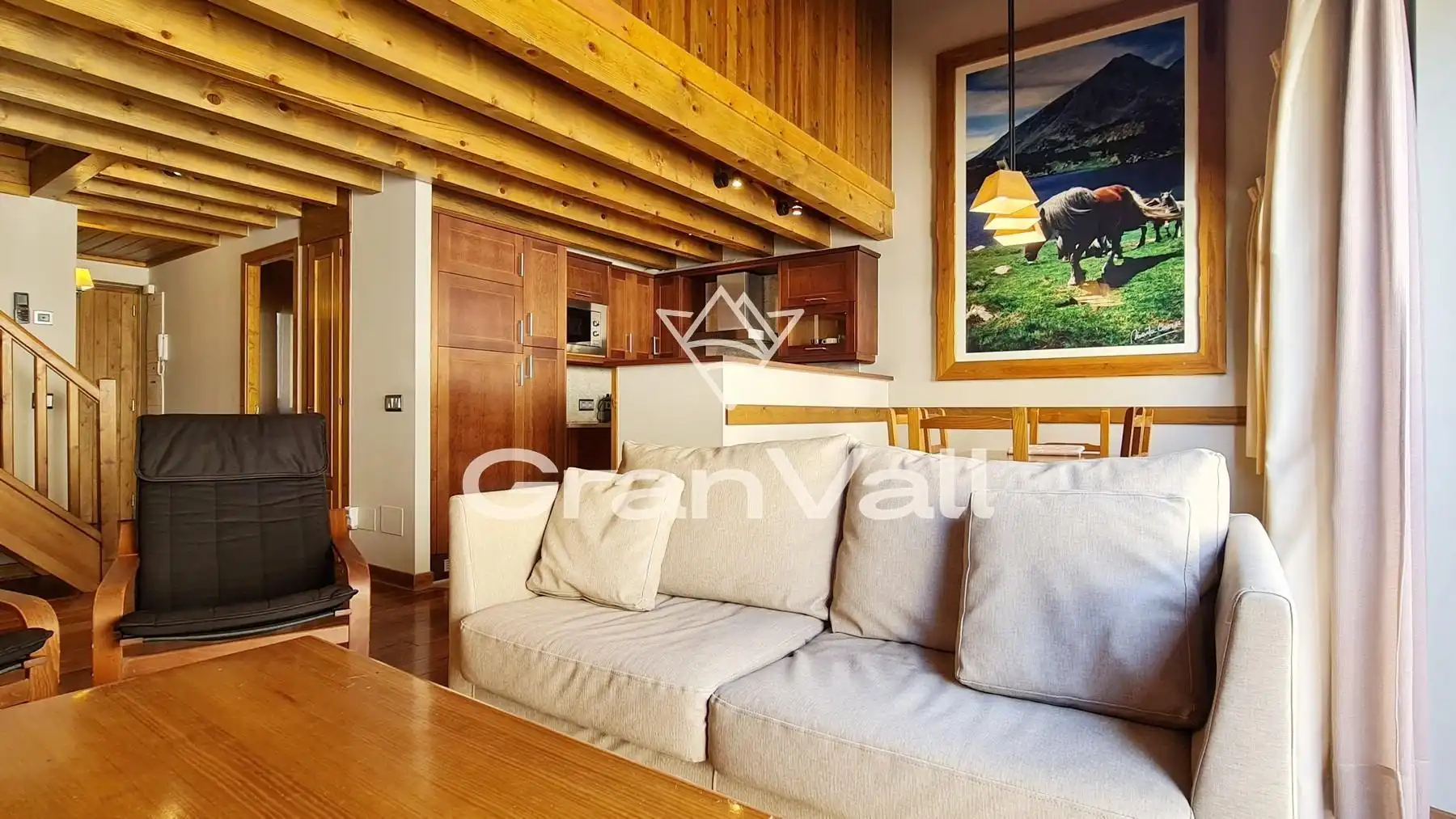 Wohnzimmer von Dachboden zum Verkauf in Alp mit Heizung und Möbliert