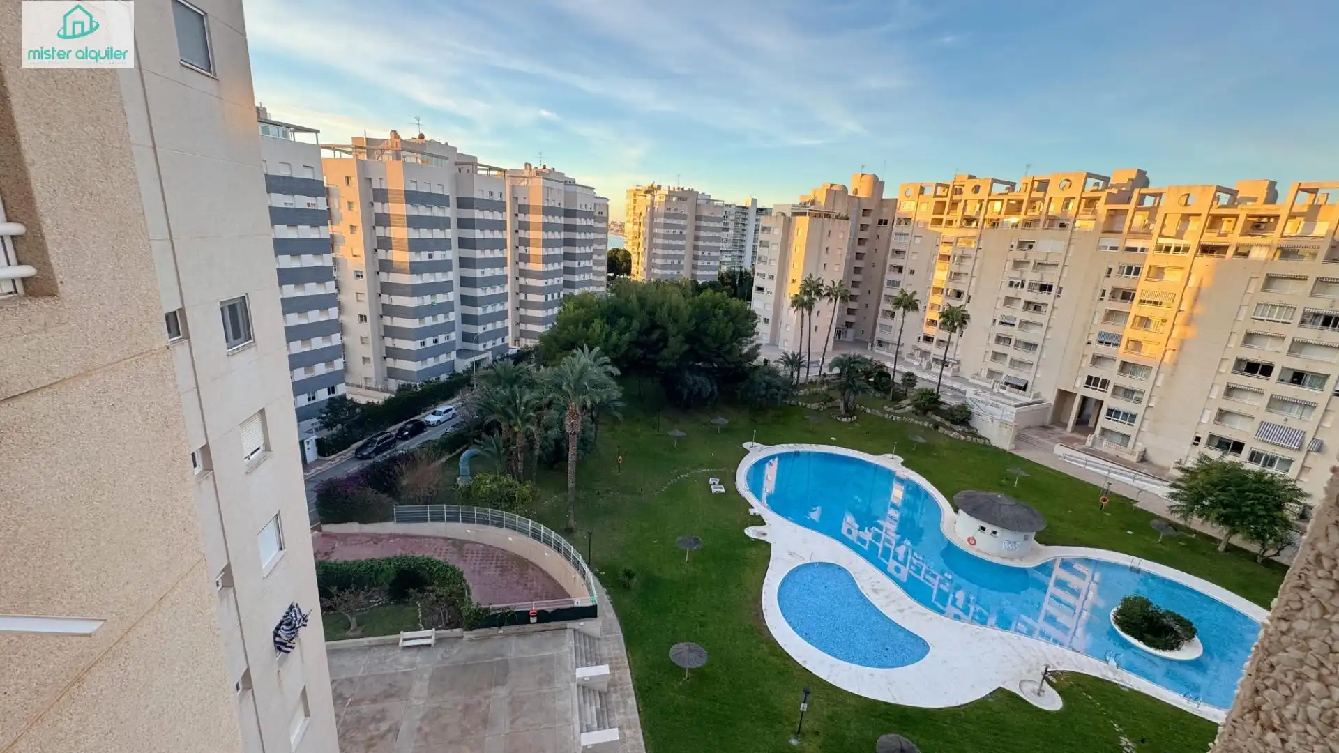Vista exterior de Apartament en venda en El Campello amb Aire condicionat, Calefacció i Jardí privat