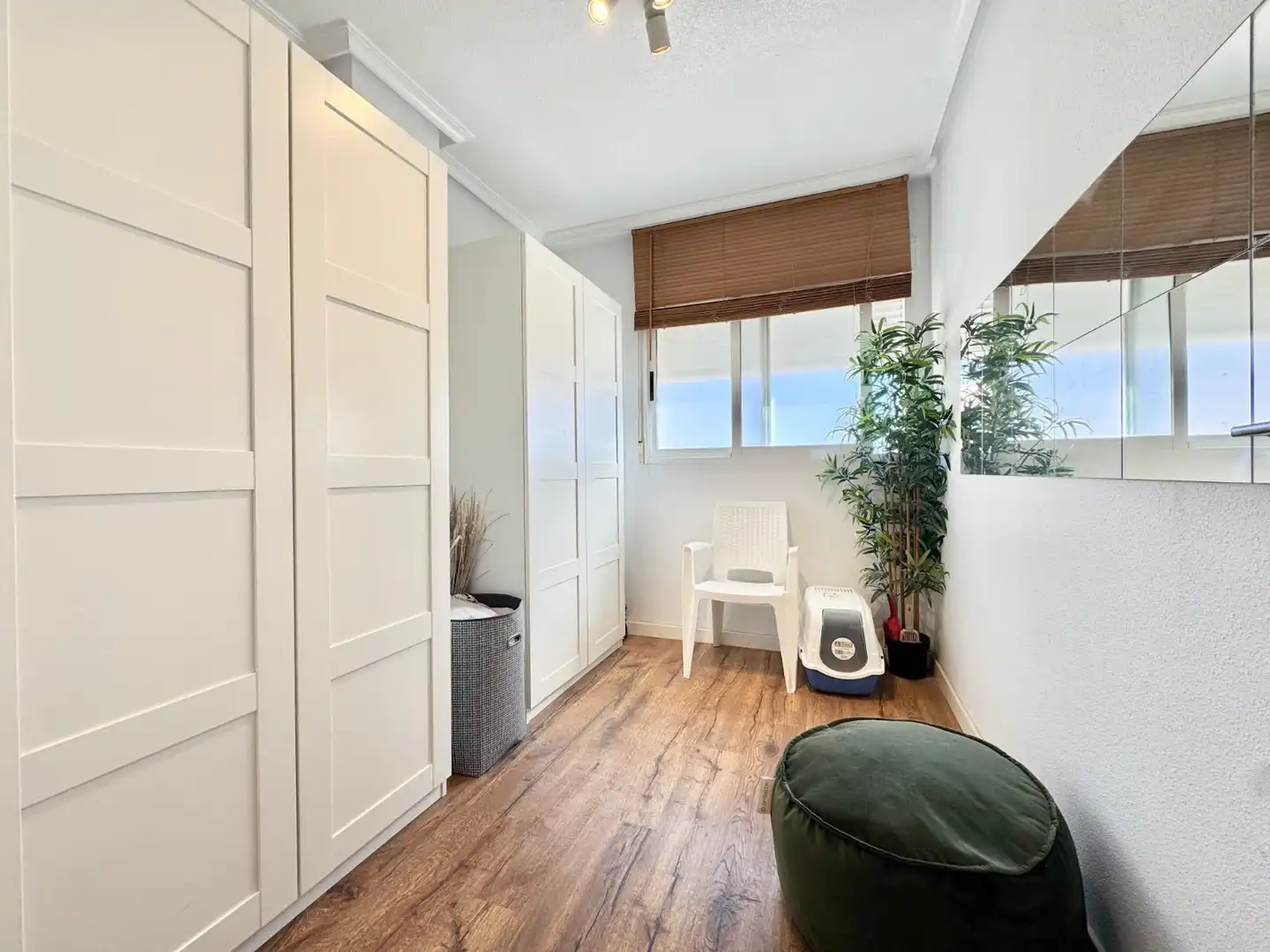 Dormitori de Apartament de lloguer en Torrevieja amb Aire condicionat, Piscina i Moblat