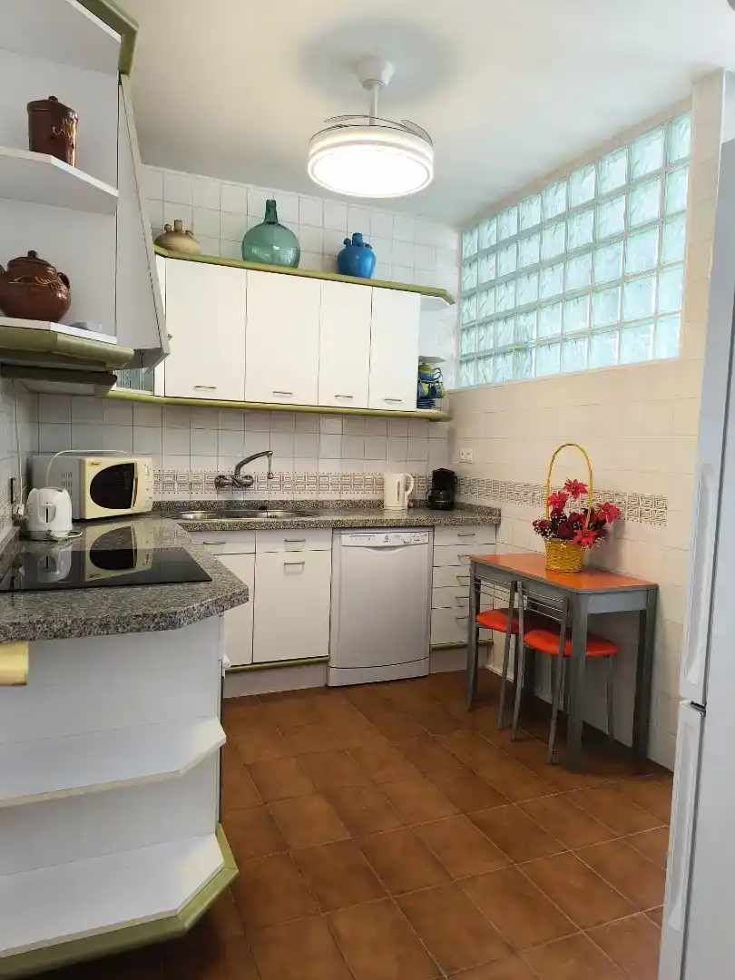 Cocina de Casa o chalet de alquiler en Algarrobo con Aire acondicionado, Jardín privado y Amueblado