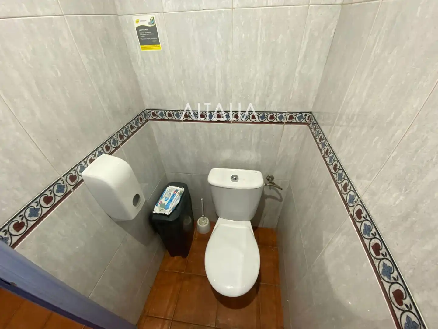 Baño de Local en venta en Cuenca con Aire acondicionado