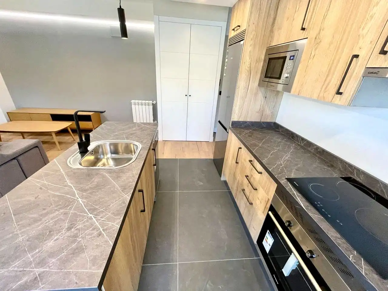 Cuina de Apartament de lloguer en Madrid amb Aire condicionat, Calefacció i Moblat