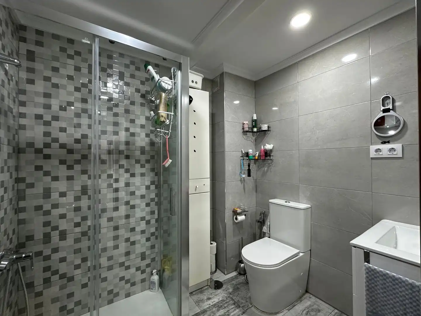 Bathroom of Flat for sale in Gijón   with Heating and Swimming Pool