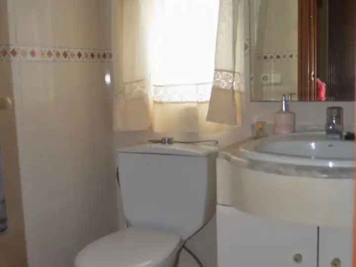 Badezimmer von Wohnung zur Miete in  Huelva Capital mit Klimaanlage und Balkon