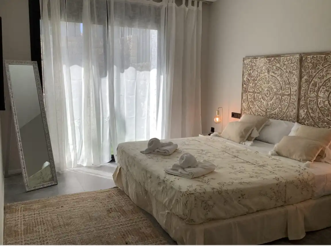 Schlafzimmer von Wohnungen zur Miete in Santa Eulària des Riu mit Klimaanlage, Heizung und Terrasse