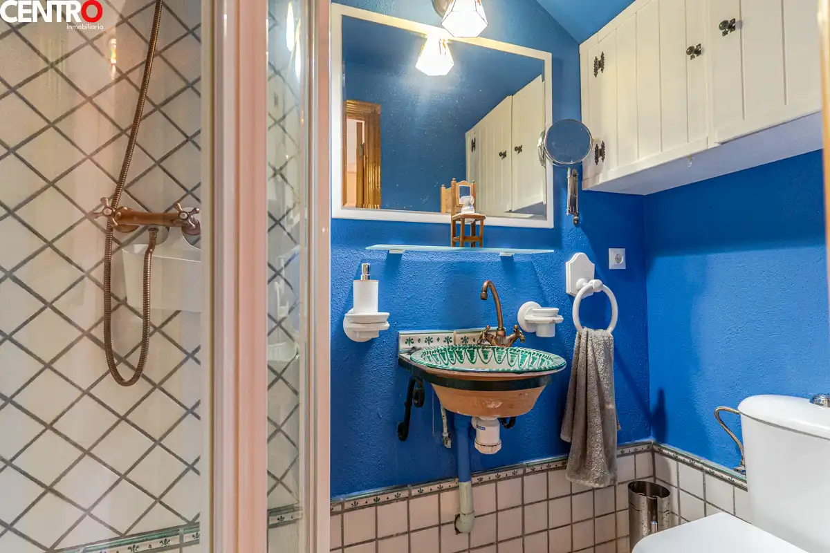 Baño de Casa o chalet en venta en La Zubia con Aire acondicionado, Calefacción y Jardín privado