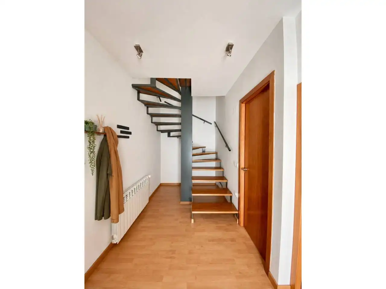 Casa adosada en venta en Sant Joan Les Fonts con Calefacción, Parquet y Terraza