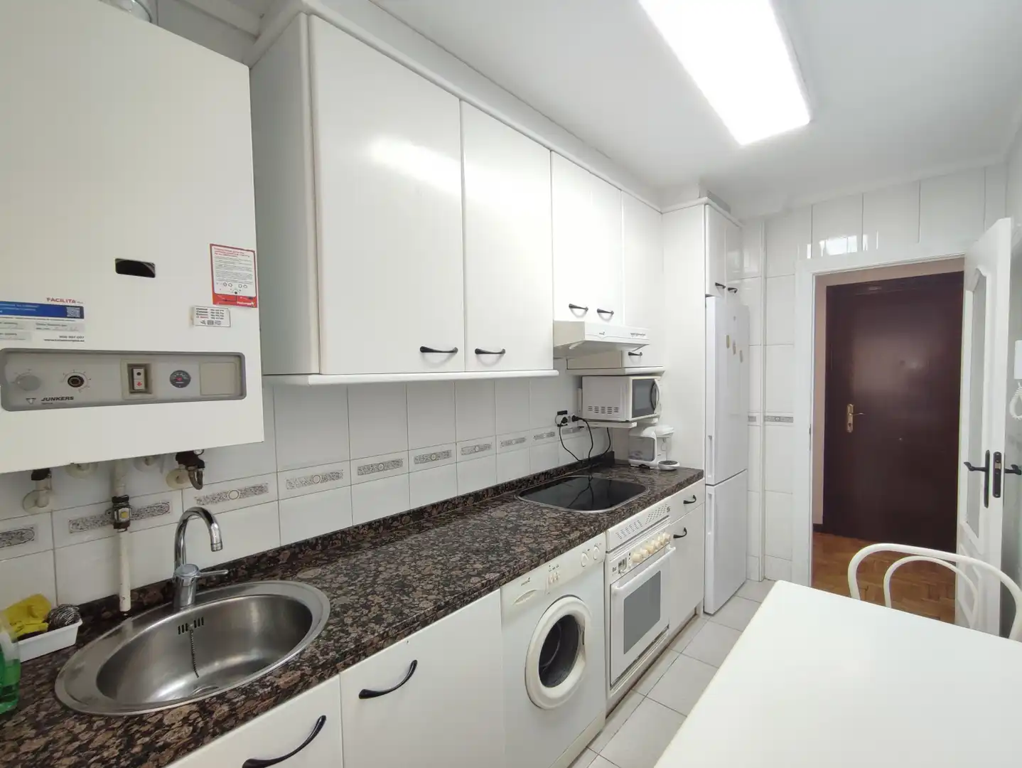 Cuina de Pis de lloguer en Gijón  amb Calefacció, Parquet i Moblat