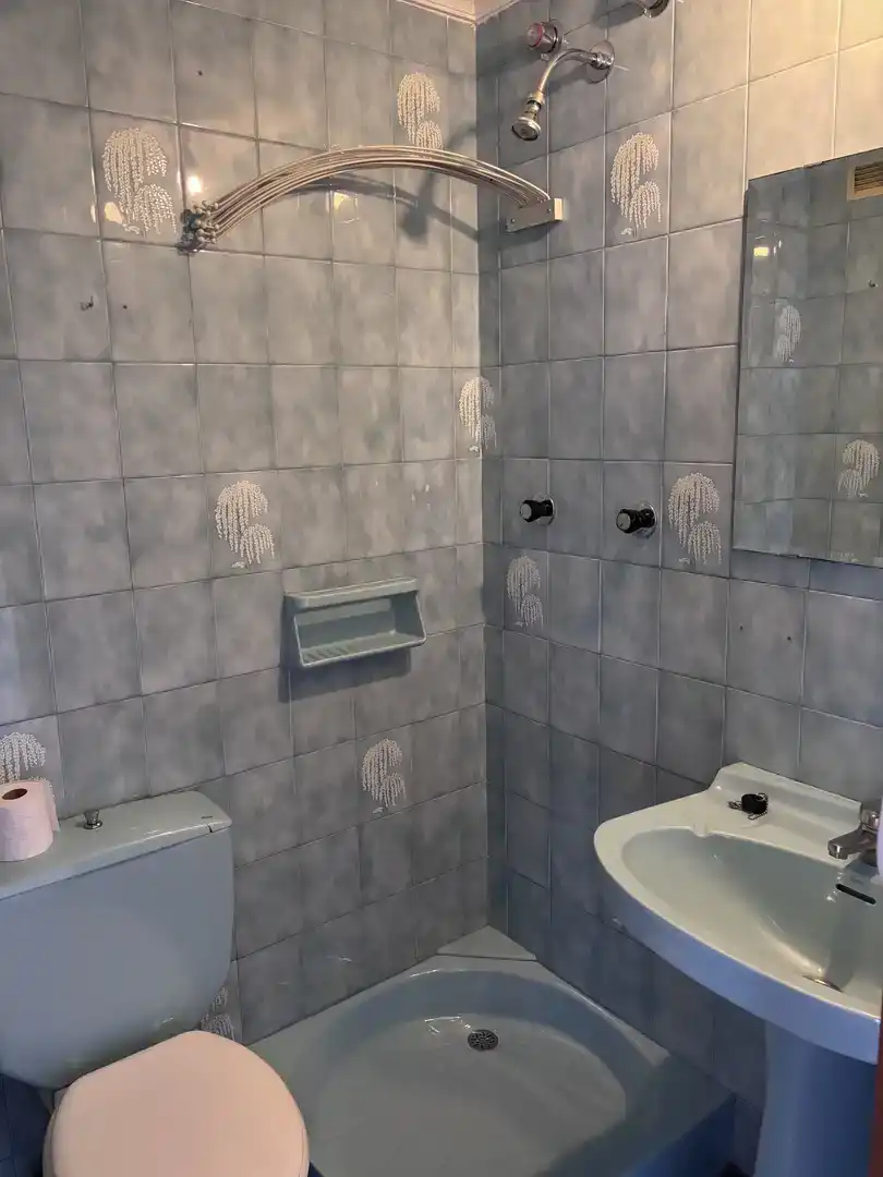 Bany de Pis en venda en Gijón  amb Jardí privat, Traster i Piscina