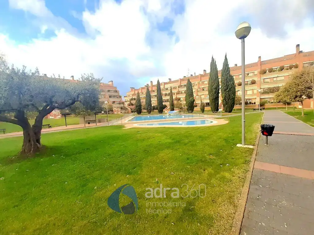 Vista exterior de Casa adosada en venta en Lardero con Calefacción, Terraza y Trastero