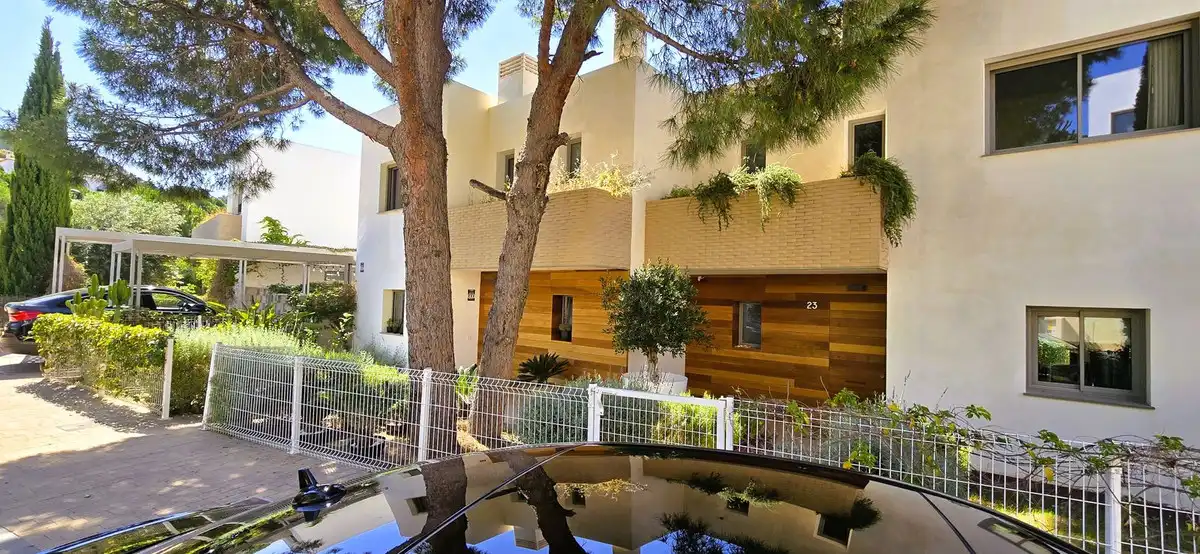 Vista exterior de Casa adosada en venta en Mijas con Aire acondicionado, Calefacción y Jardín privado