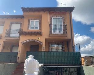 Exterior view of Single-family semi-detached for sale in Santa María del Tiétar