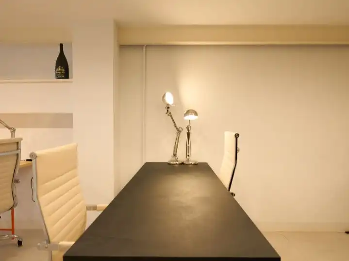 Büro zur Miete in Sevilla mit Klimaanlage, Heizung und Möbliert