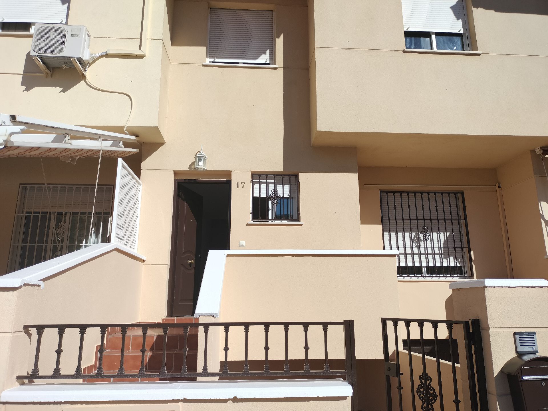 Vista exterior de Casa adosada de lloguer en Ogíjares amb Aire condicionat, Terrassa i Forn