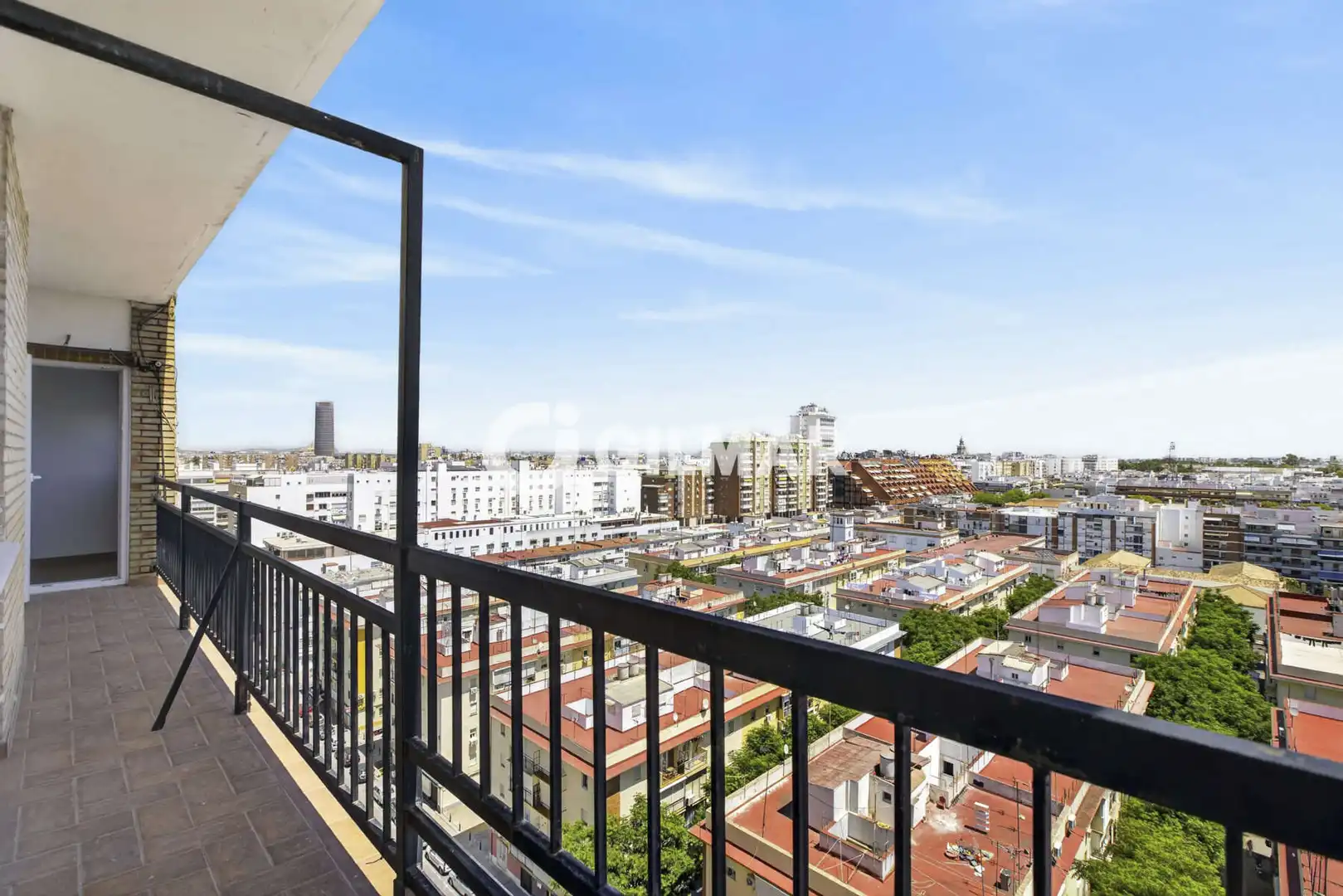 Vista exterior de Pis en venda en Sevilla amb Calefacció i Balcó