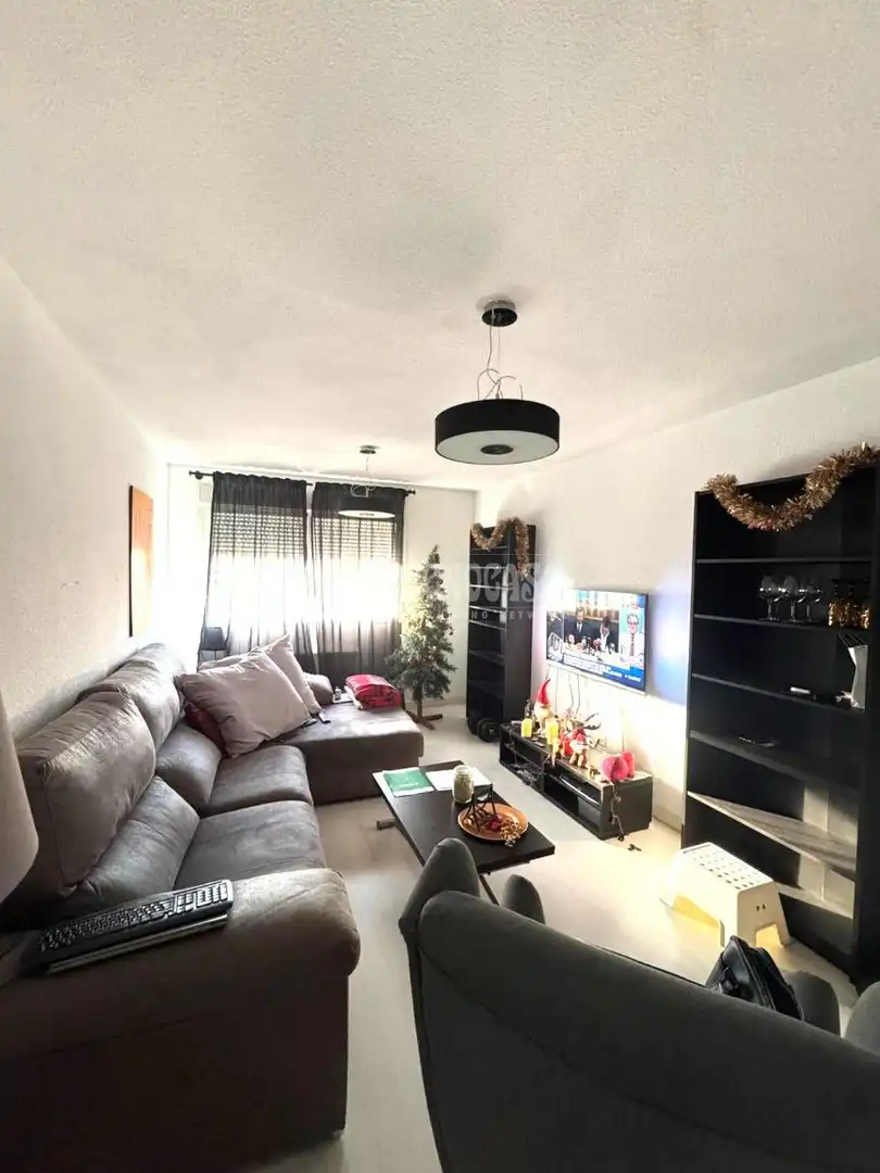 Sala de estar de Piso en venta en Parla con Calefacción, Trastero y Piscina comunitaria