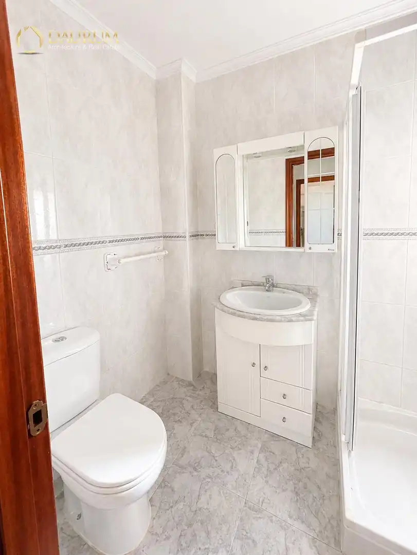 Baño de Piso en venta en Alcalá de Guadaira con Aire acondicionado, Terraza y Amueblado
