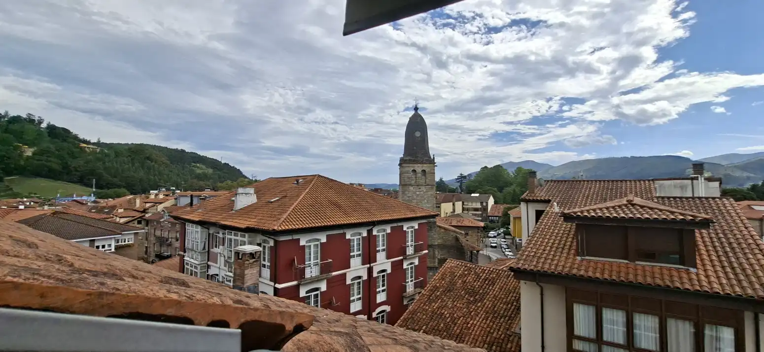 Vista exterior de Àtic en venda en Cabezón de la Sal amb Calefacció i Parquet