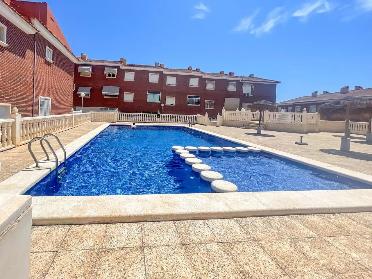 Schwimmbecken von Einfamilien-Reihenhaus zum Verkauf in Santa Pola mit Klimaanlage, Privatgarten und Terrasse