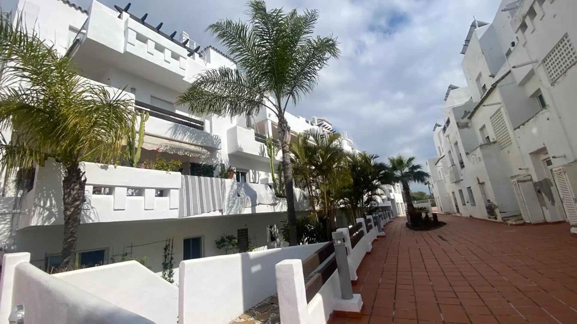 Außenansicht von Erdgeschoss zum Verkauf in Estepona