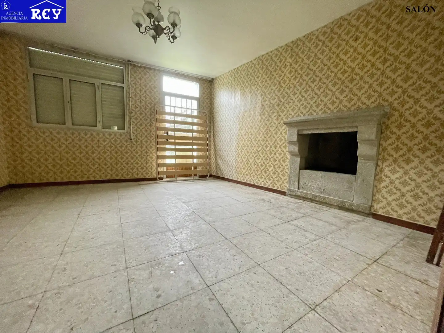 Sala d'estar de Finca rústica en venda en Santiago de Compostela  amb Jardí privat i Traster