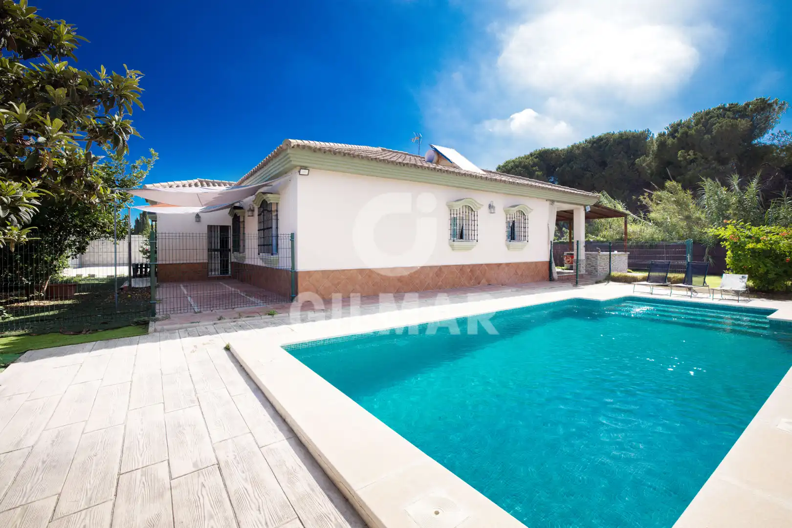 Vista exterior de Casa o xalet de lloguer en El Puerto de Santa María amb Aire condicionat, Jardí privat i Piscina