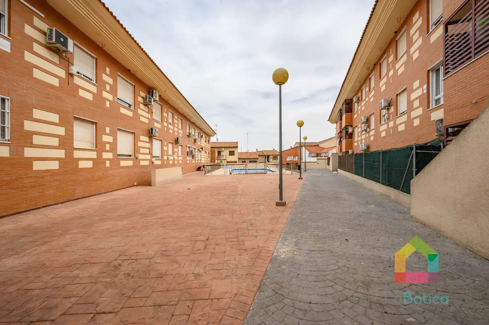 Exterior view of Flat for sale in Gerindote  with Air Conditioner, Heating and Oven