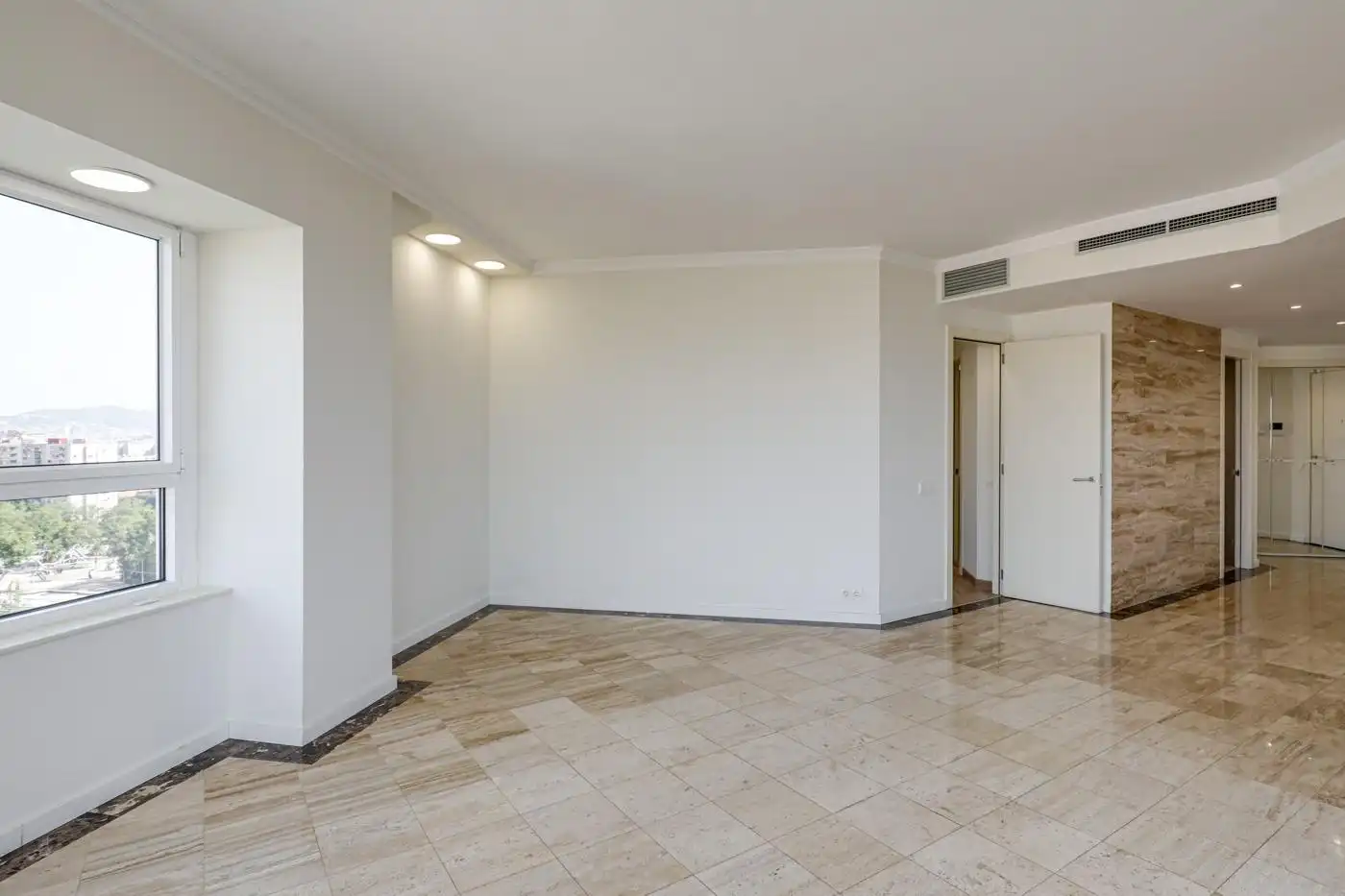 Wohnung zum Verkauf in Barcelona mit Klimaanlage, Heizung und Terrasse