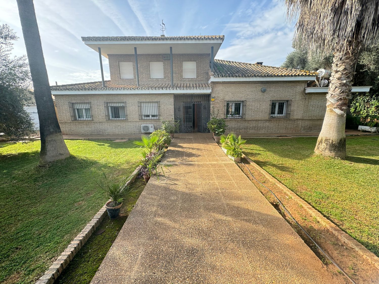Vista exterior de Casa o xalet en venda en Dos Hermanas amb Aire condicionat, Jardí privat i Traster
