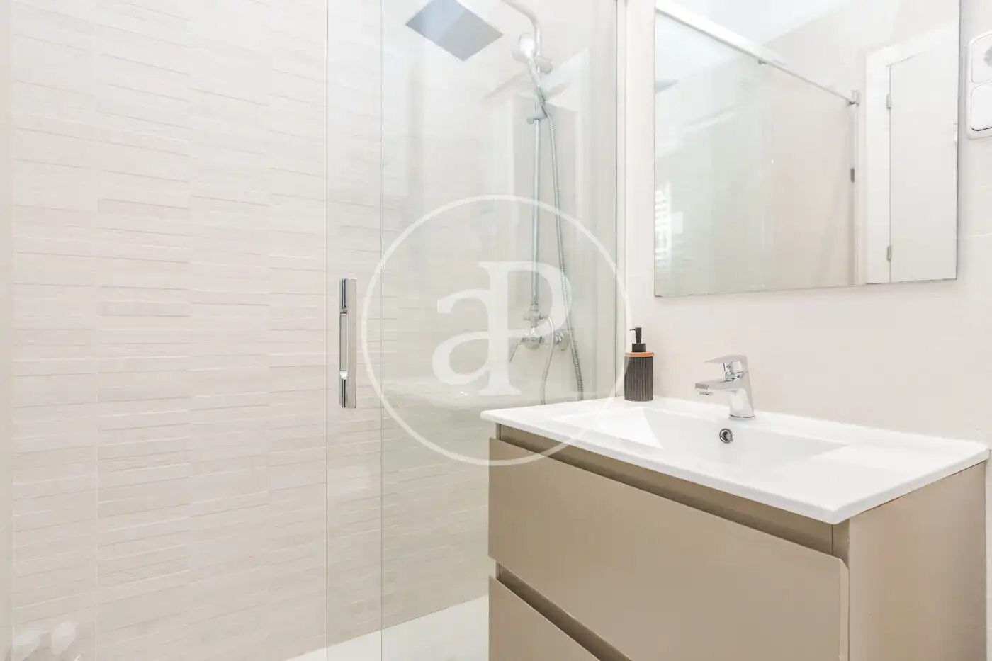 Bathroom of Flat for sale in Madrid  with Air Conditioner, Heating and Furnished