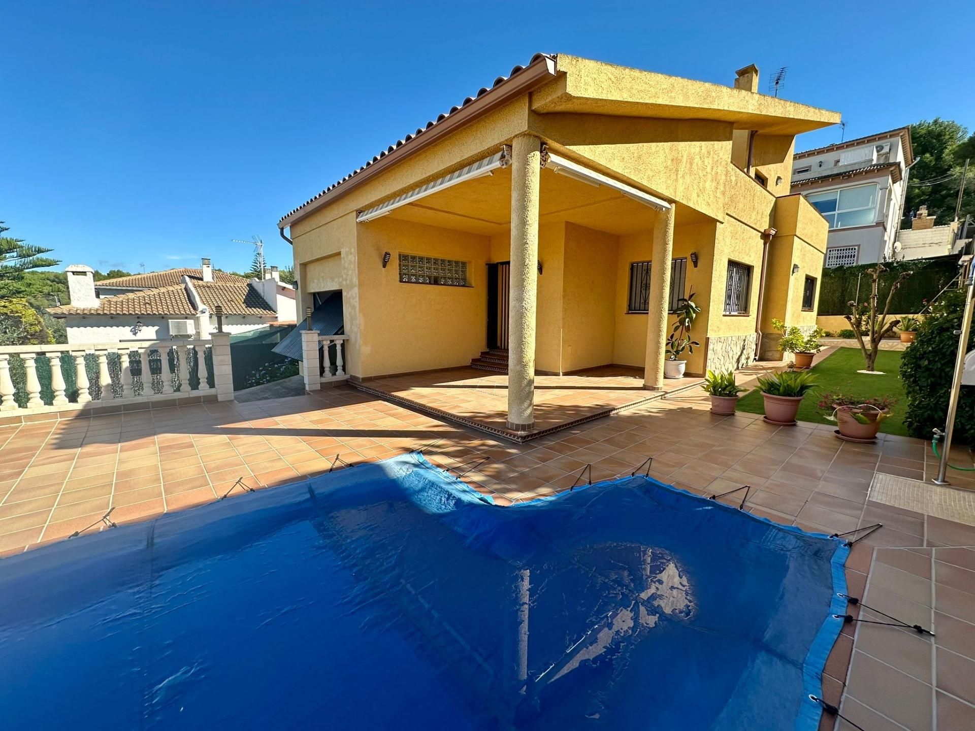 Exterior view of House or chalet for sale in El Vendrell  with Heating, Private garden and Terrace