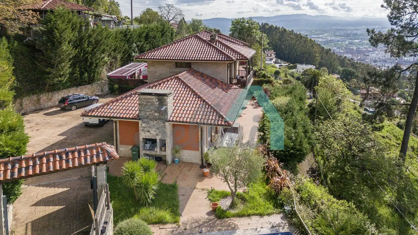 Vista exterior de Casa o chalet en venta en Oviedo  con Calefacción, Jardín privado y Parquet