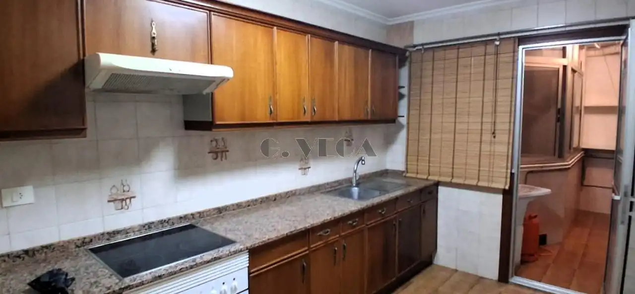 Cocina de Piso en venta en Vigo  con Calefacción, Parquet y Trastero