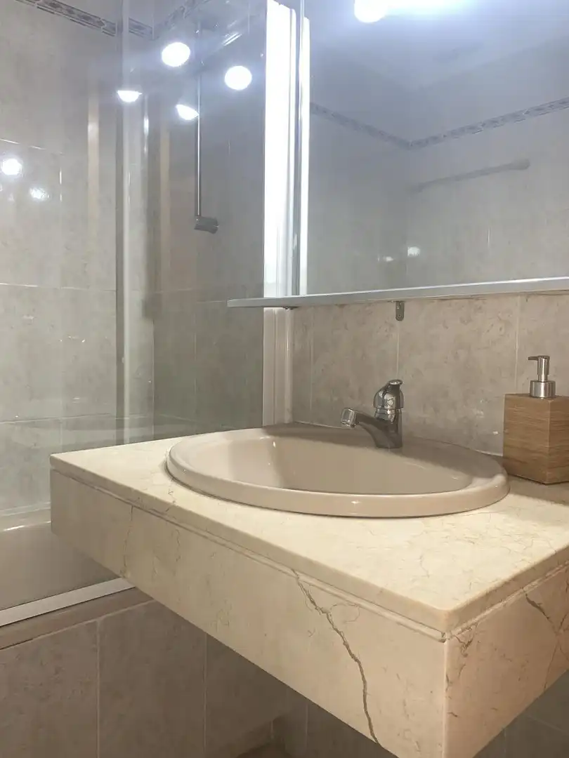 Baño de Piso de alquiler en Manzanares El Real con Parquet, Terraza y Piscina comunitaria