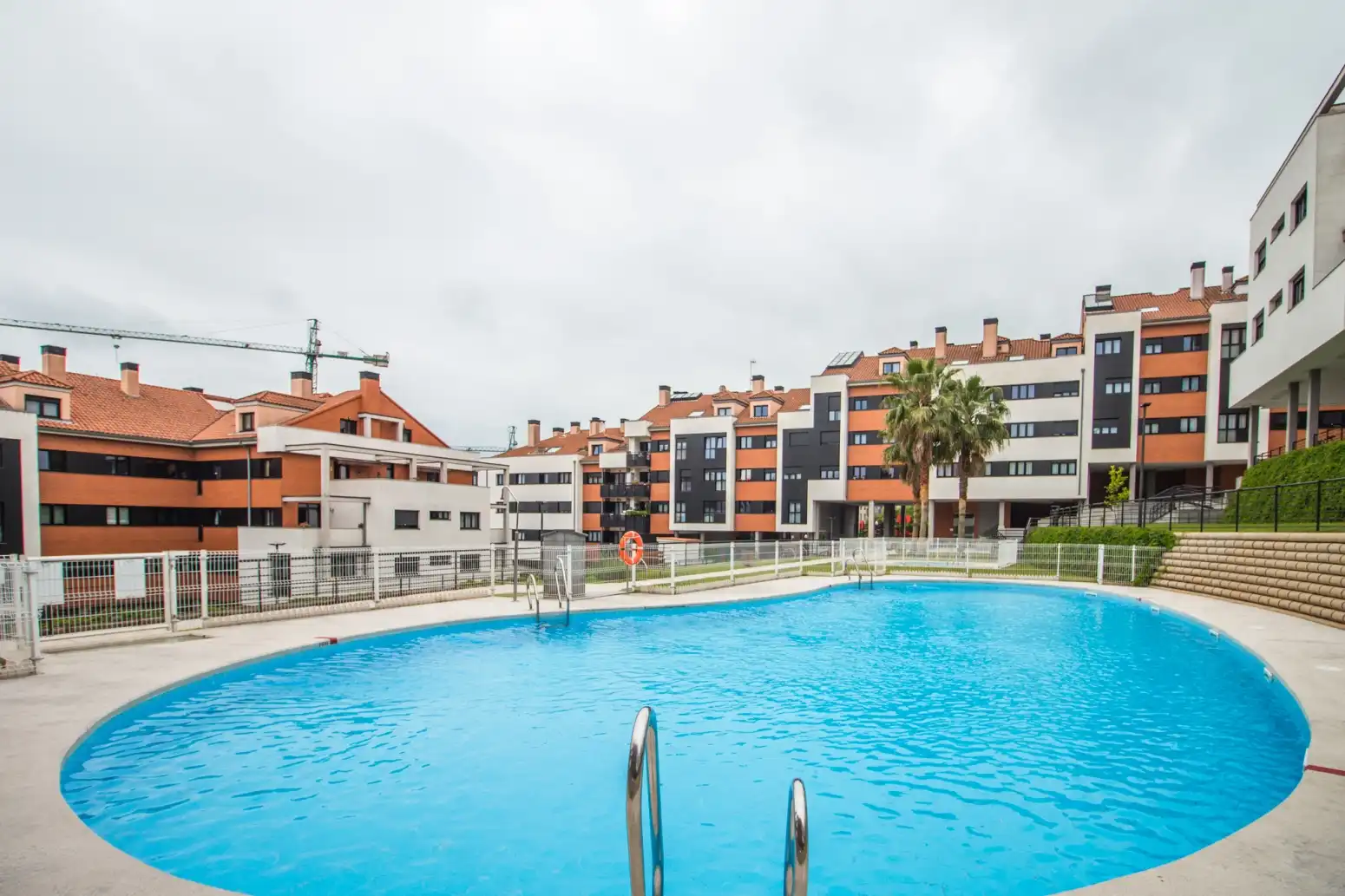 Piscina de Piso de alquiler en Gijón  con Calefacción, Parquet y Trastero