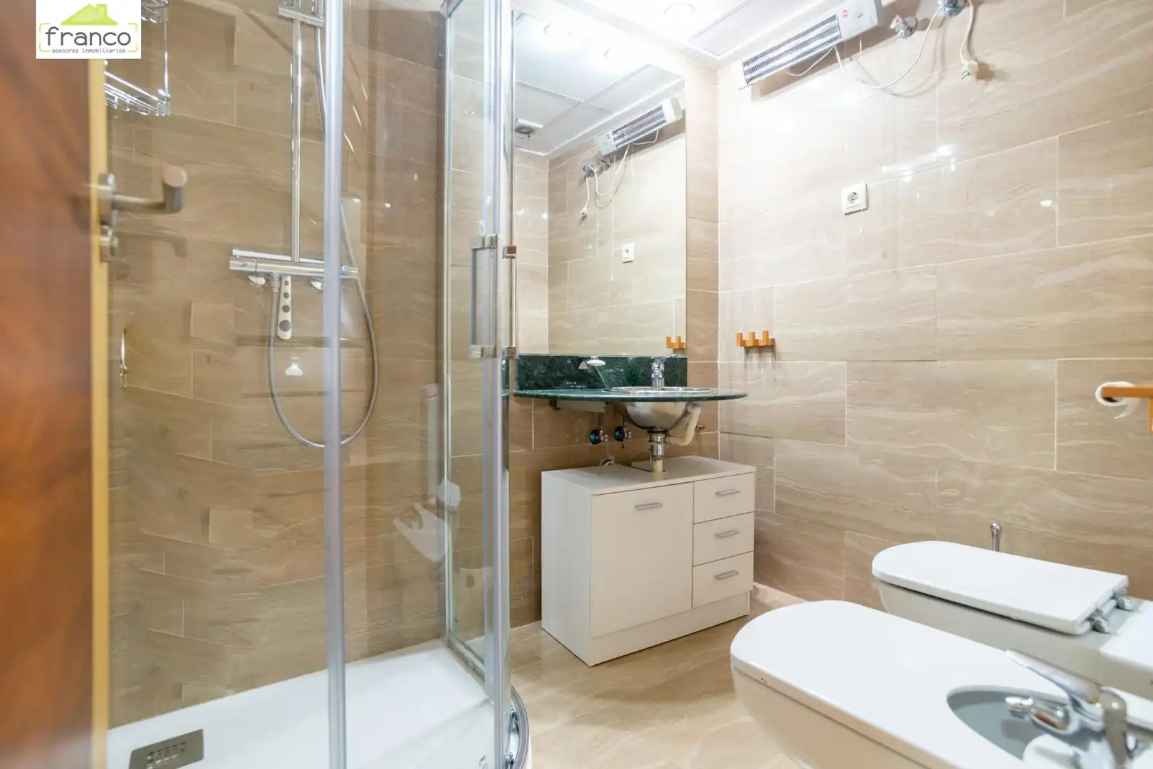 Baño de Casa adosada en venta en Murcia con Aire acondicionado, Calefacción y Jardín privado